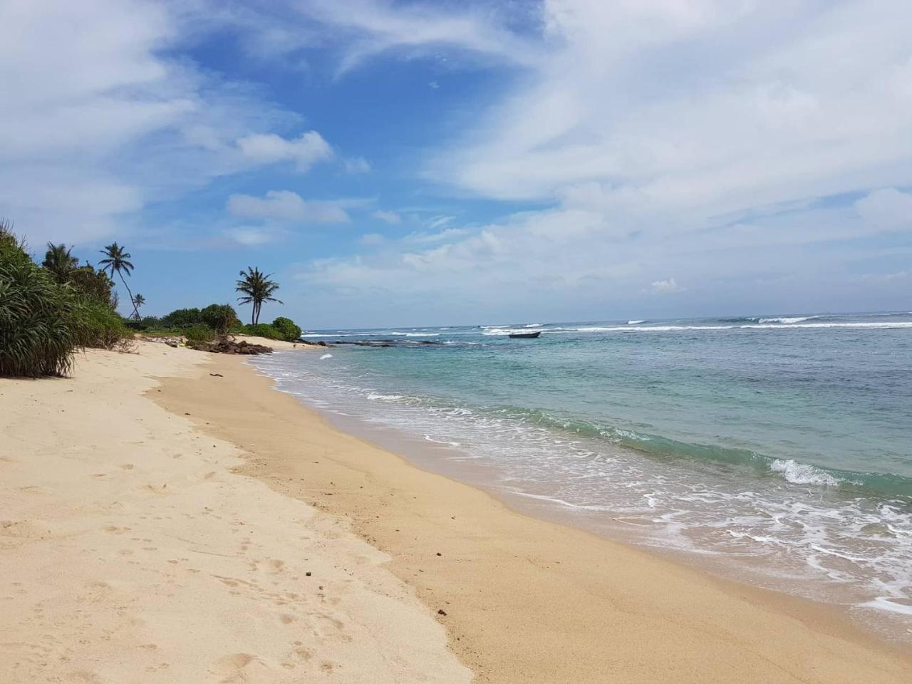 White Villa Beach Resort Mirissa Exteriör bild