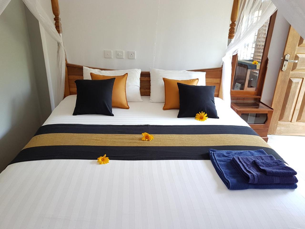 White Villa Beach Resort Mirissa Exteriör bild