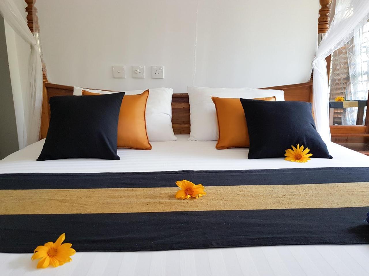 White Villa Beach Resort Mirissa Exteriör bild