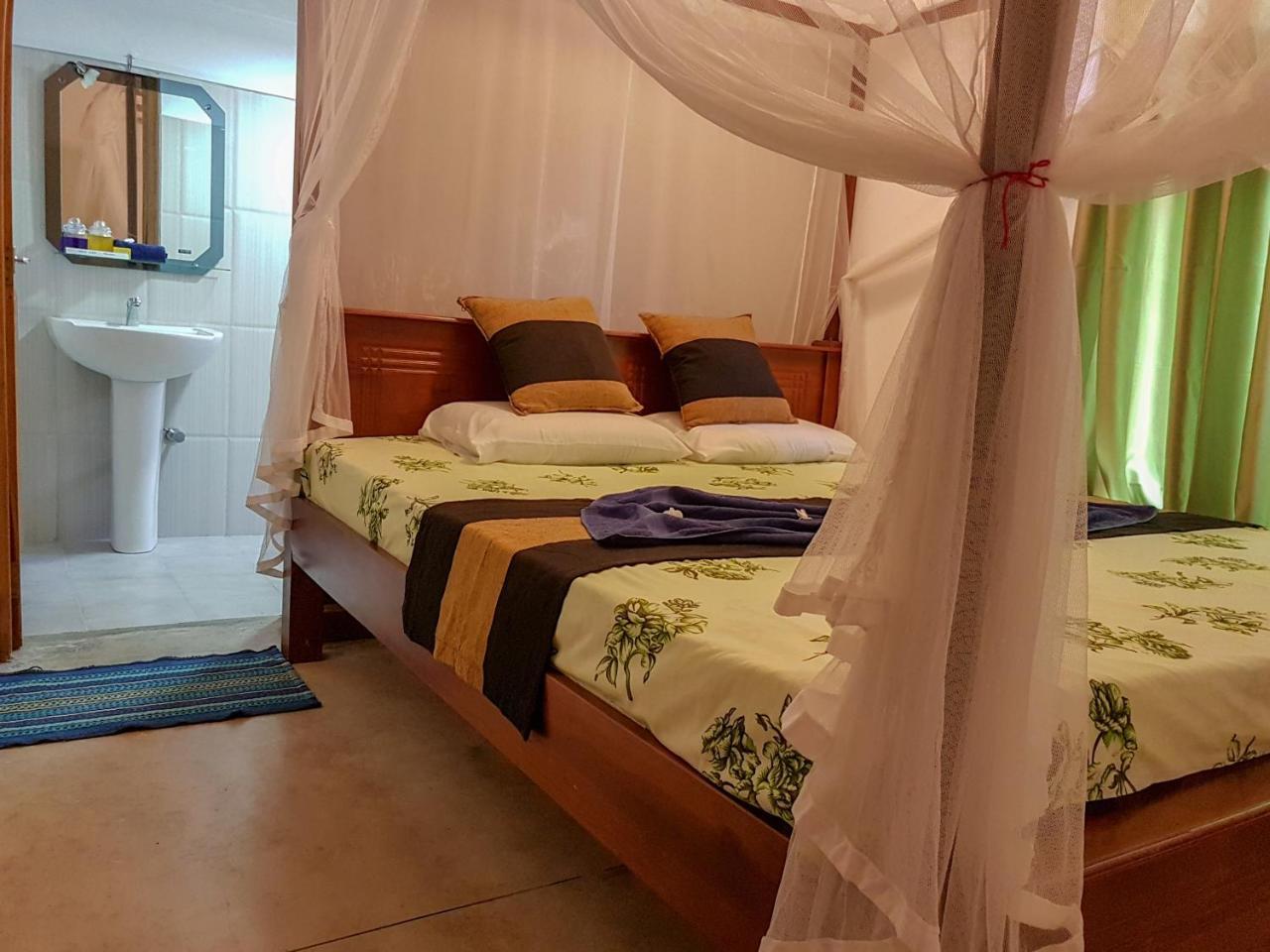 White Villa Beach Resort Mirissa Exteriör bild