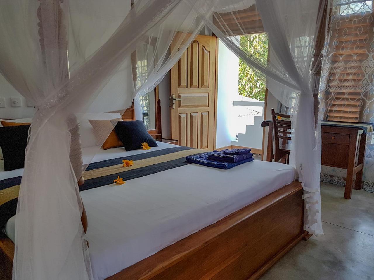 White Villa Beach Resort Mirissa Exteriör bild