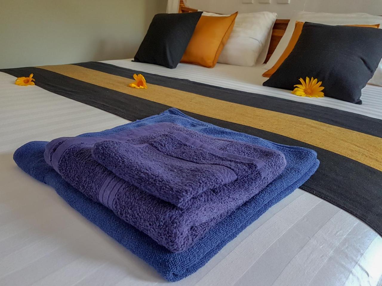 White Villa Beach Resort Mirissa Exteriör bild